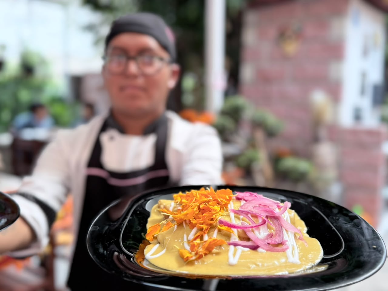 Cempasúchil  en las mesas  y no sólo en  ofrendas, va  hasta en las  enchiladas