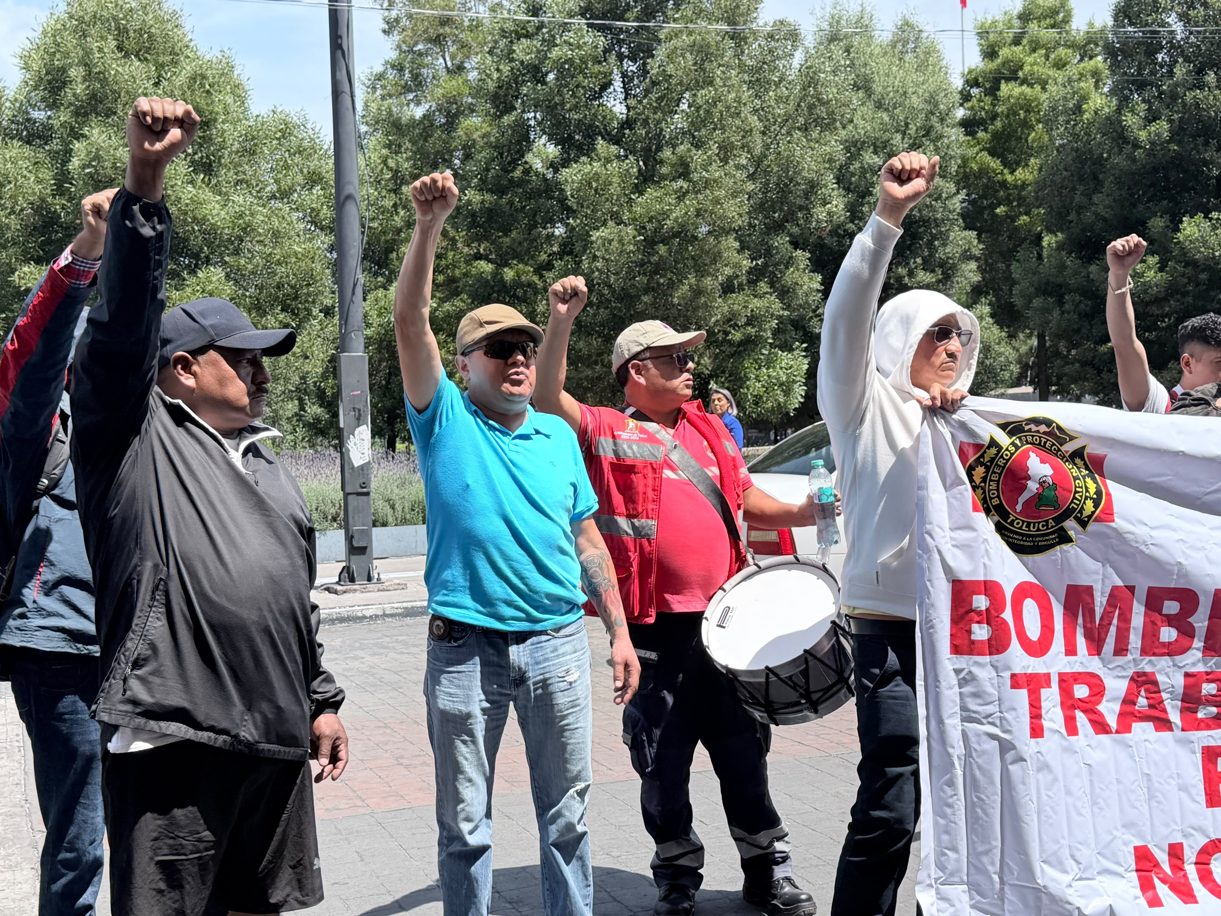 denuncian-despido-de-6-bomberos-en-toluca-por-presunta-carencia-de-certificacion-tras-protestar-para-exigir-mejor-equipo