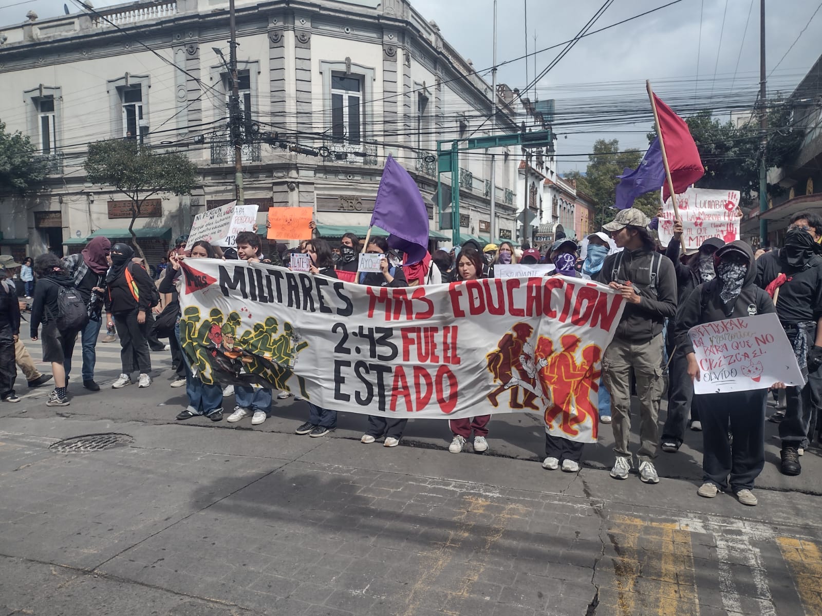 persiste-la-represion-recuerdan-estudiantes-abuso-de-la-fuerza-publica-de-toluca-en-marcha-por-masacre-de-tlatelolco