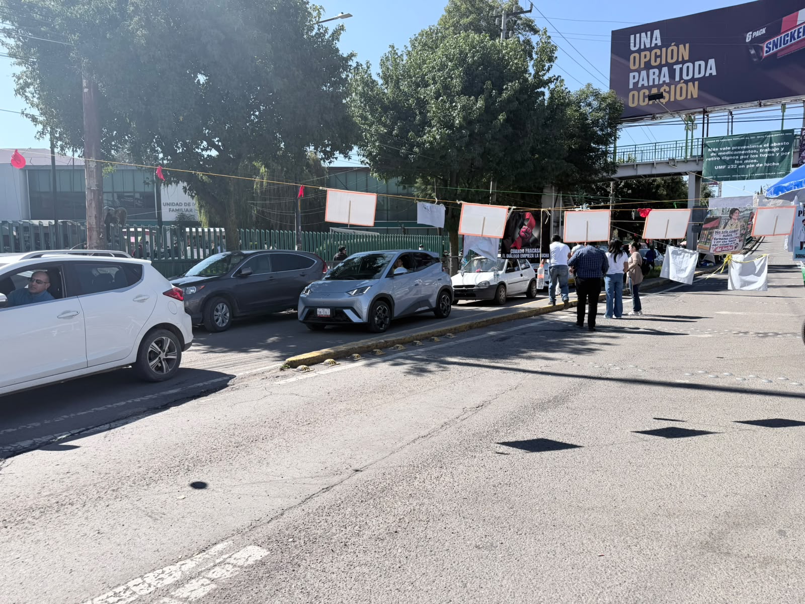 no-aceptaran-menos-del-10-de-aumento-al-salario-los-trabajadores-del-imss-se-mantiene-el-bloqueo-en-paseo-tollocan