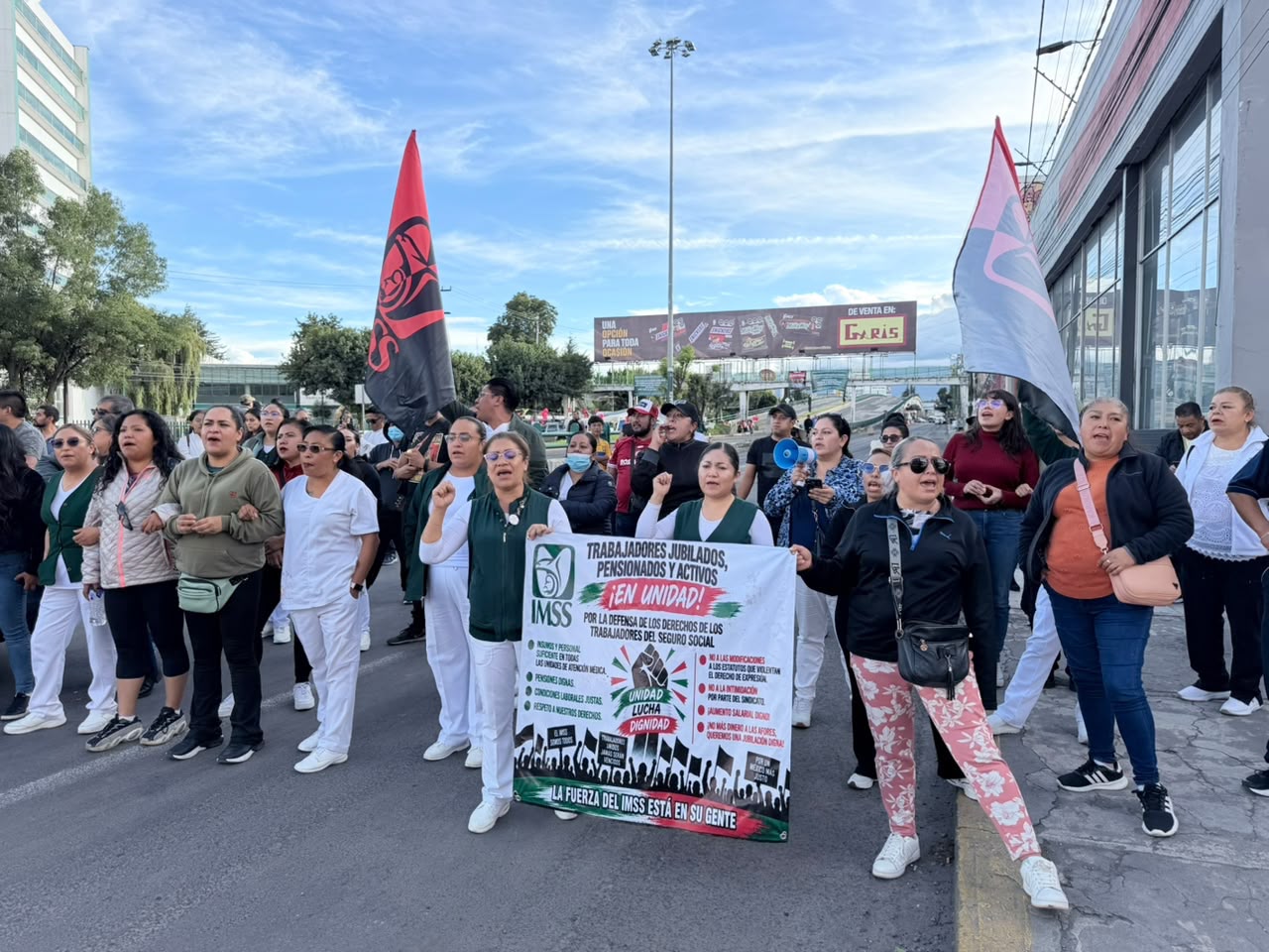 sin-insumos-sin-garantias-laborales-y-sin-respuesta-a-demandas-personal-del-imss-mantiene-bloqueos-en-paseo-tollocan